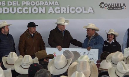 Entrega Chema Fraustro incentivos al campo