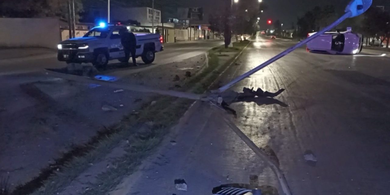 Derribó luminaria y volcó su coche en Saltillo