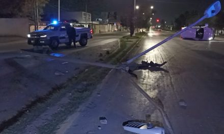 Derribó luminaria y volcó su coche en Saltillo