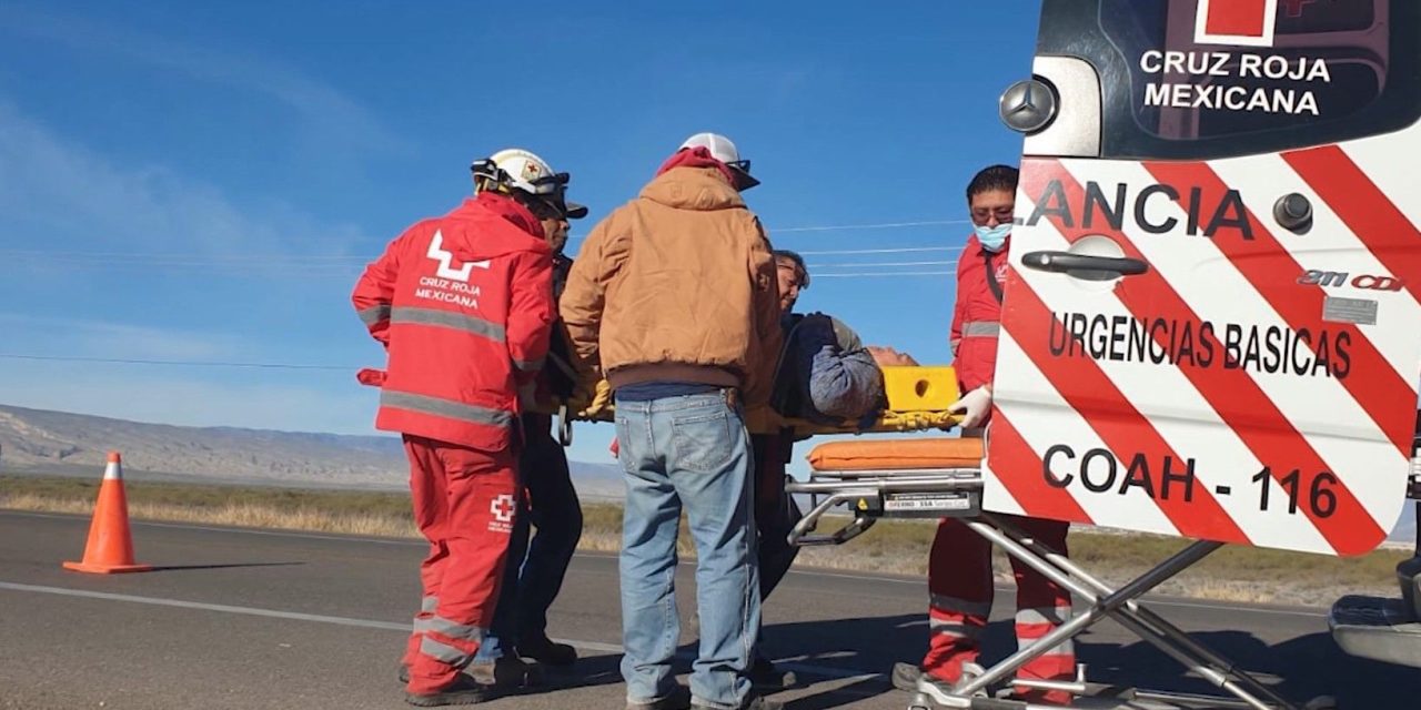 Monclova: Grave adulto mayor tras volcar en la carretera 30