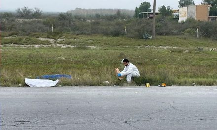 Hombre es localizado sin vida a un costado de la carretera 57