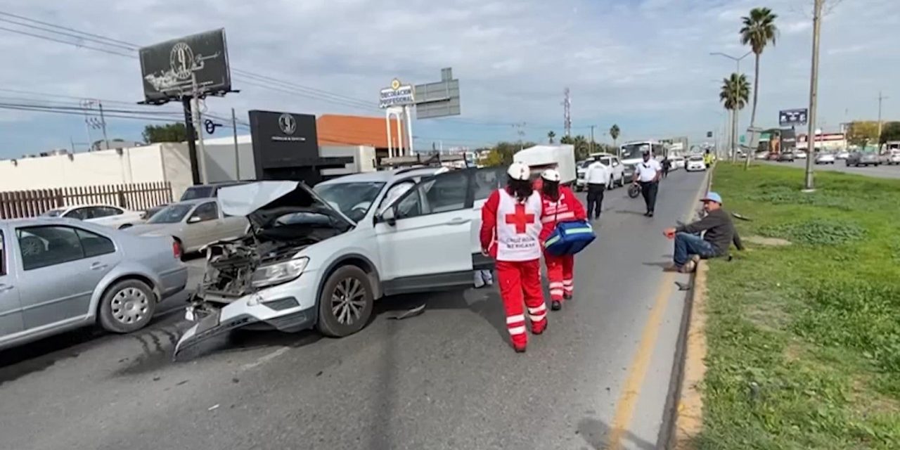 Intenta cambiar de carril y choca por alcance en Saltillo