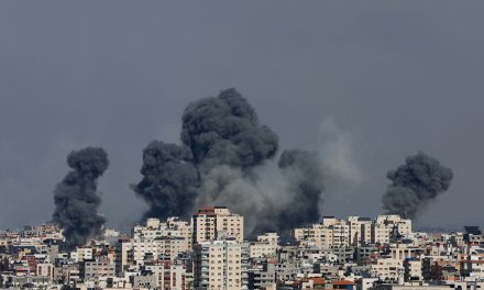 Escalada de tensiones en Gaza mientras Israel bombardea campos de refugiados palestinos