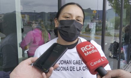 Saltillo: Reparten calendarios con imagen de Johan Gael