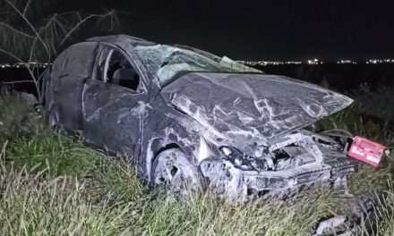 Termina lesionado tras volcar en Ramos Arizpe; se le ponchó una llanta y salió del camino