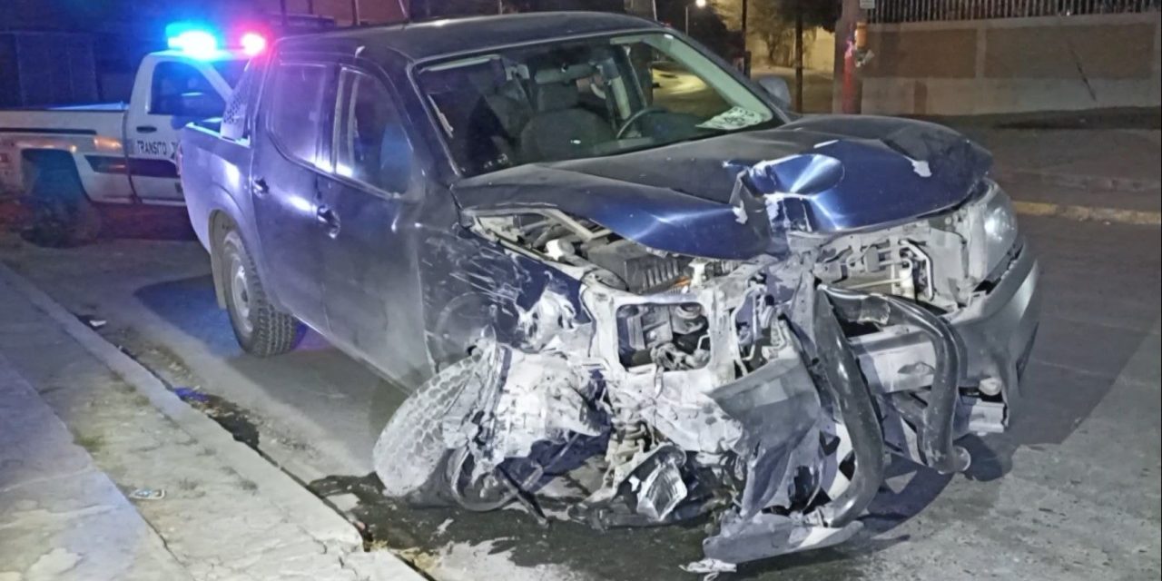 Saltillo: Se echó dos luminarias y chocó un coche estacionando