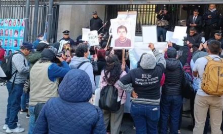 Madres buscadoras protestan afuera de Palacio Nacional