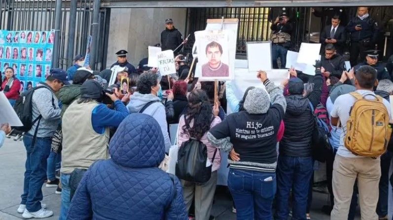 Madres buscadoras protestan afuera de Palacio Nacional