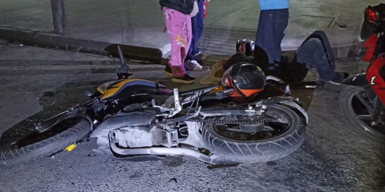 Transporte de personal manda al hospital a motociclista en Saltillo