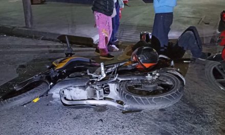 Transporte de personal manda al hospital a motociclista en Saltillo