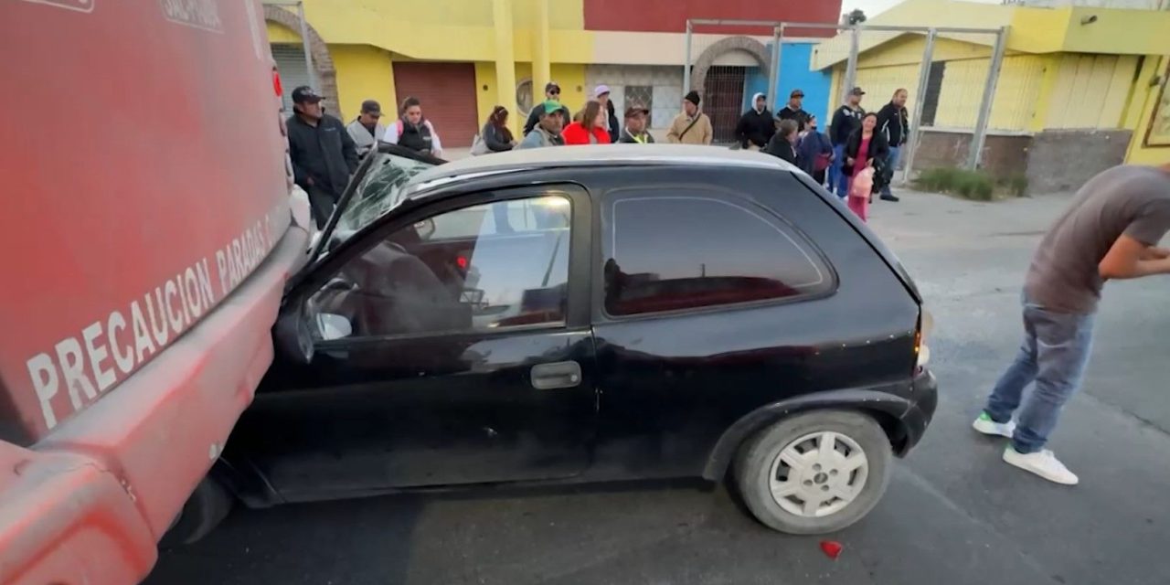 Saltillo: Mujer se lleva el susto de su vida; su carro quedó debajo de un camión