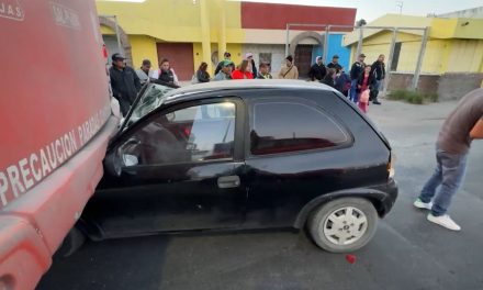 Saltillo: Mujer se lleva el susto de su vida; su carro quedó debajo de un camión