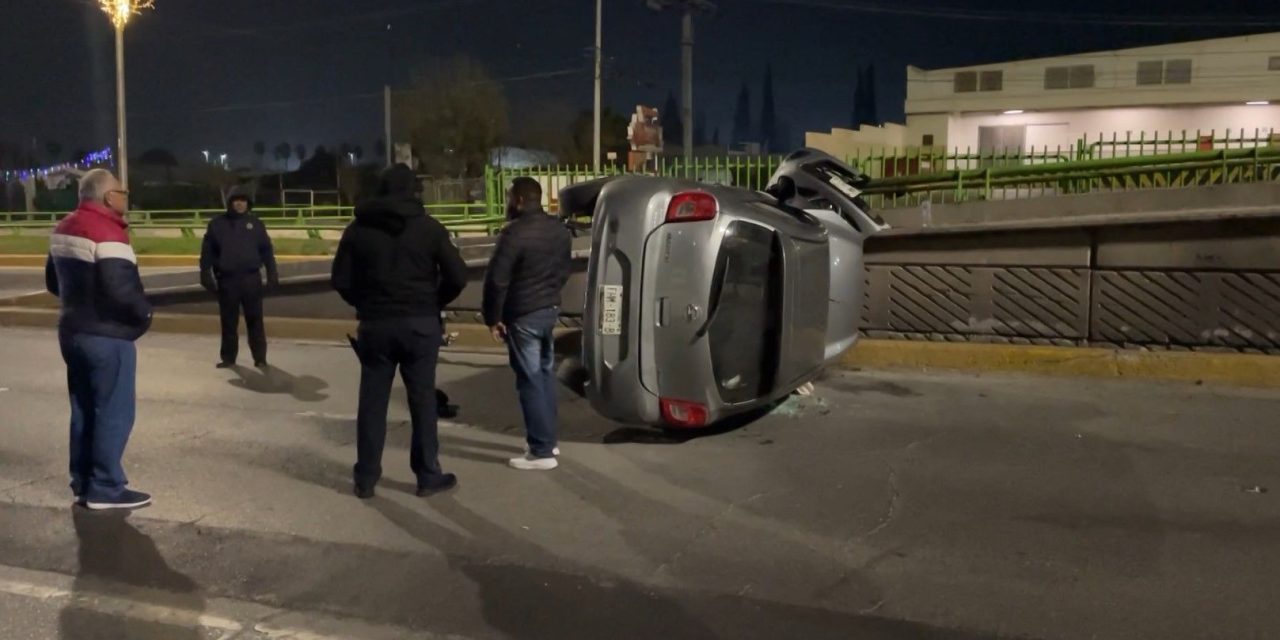 Conductor no se decide y termina volcado en V. Carranza