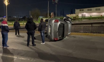 Conductor no se decide y termina volcado en V. Carranza