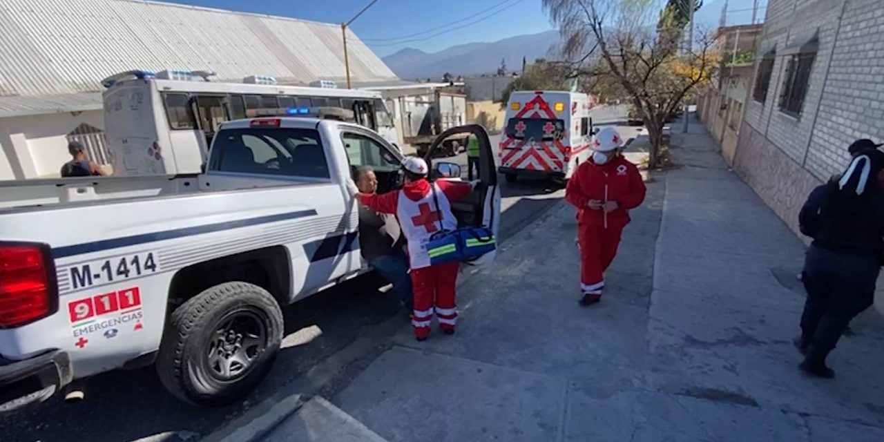 Pierde pisada y cae cuando abordaba transporte público en Saltillo