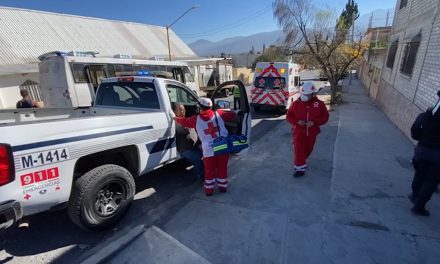 Pierde pisada y cae cuando abordaba transporte público en Saltillo