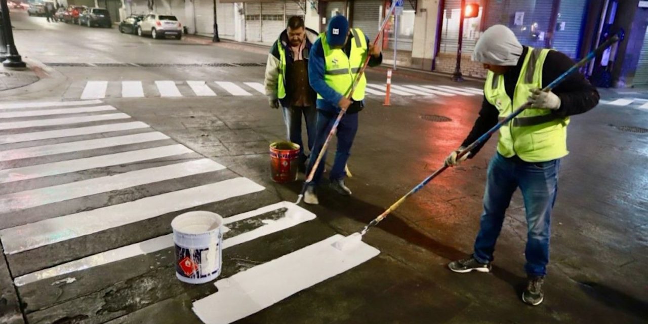 Pintan líneas peatonales en cruces del Centro Histórico de Saltillo