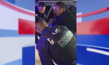 Policías dan bienvenida a este mundo a una bebé en Saltillo