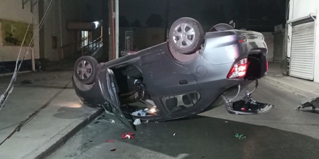Saltillo: Se duerme y termina volcando, el sueño venció a una conductora