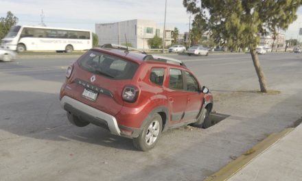 Se le acaba la pista a conductora en Plaza Aeropuerto en Ramos Arizpe