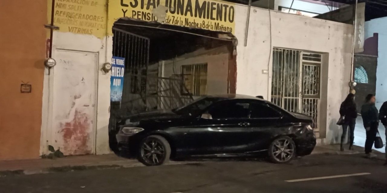 Auto estacionado termina estampado en un negocio;  le pegan y huye en Saltillo