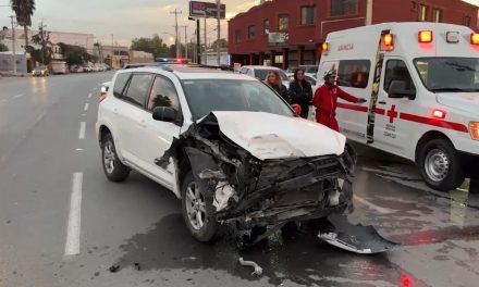 Se va en contra y provoca accidente en Saltillo