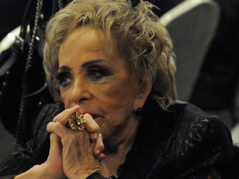 Silvia Pinal se recupera exitosamente de influenza y podría salir del hospital