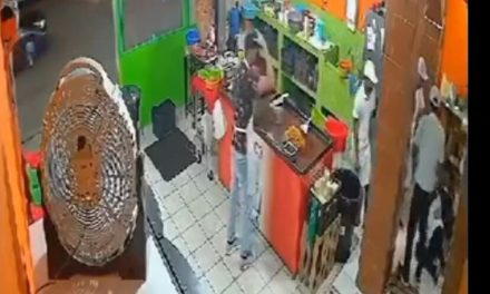 Video: Taquero agrede a compañero con un cuchillo a compañero que le bajó a la música
