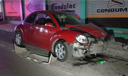 Saltillo: Taqueros la vieron de cerca; choque mandó un auto sobre la banqueta