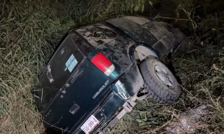 Tráiler le da cerrón y termina volcado en canal pluvial de Saltillo