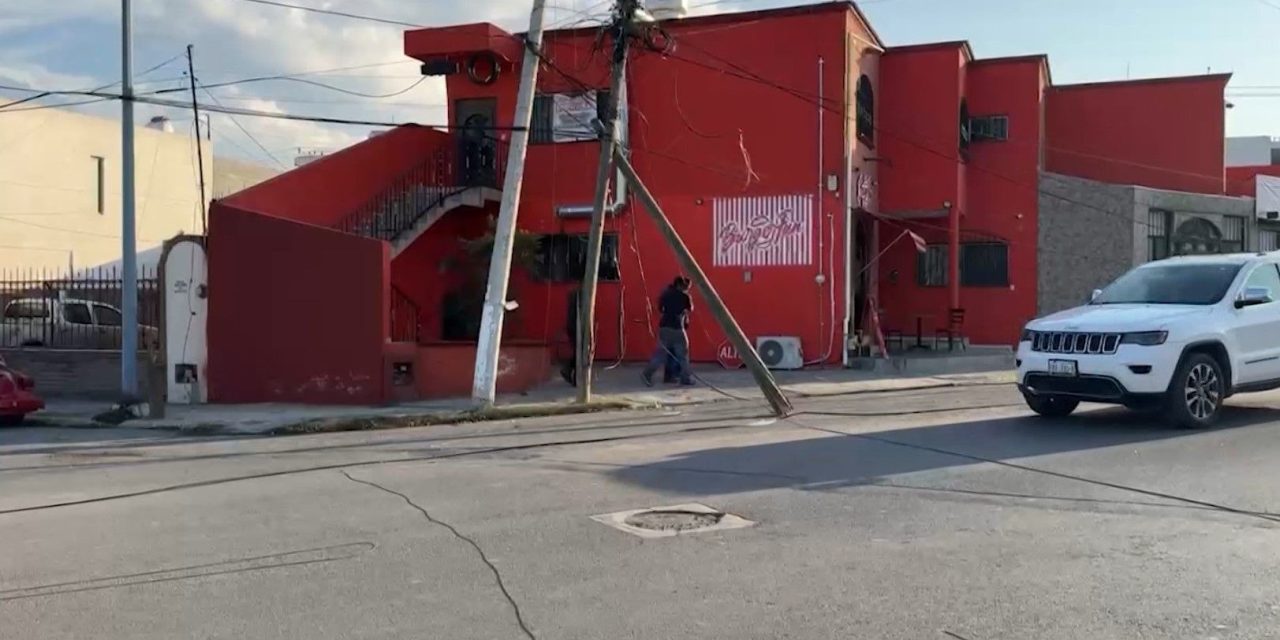 Tráiler derriba postes en colonia Virreyes