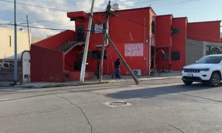 Tráiler derriba postes en colonia Virreyes