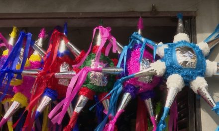Venta de piñatas se incrementa en esta temporada navideña en Saltillo