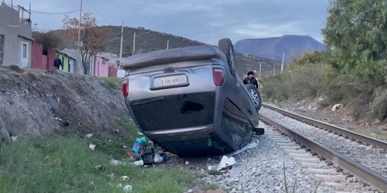 Conductor vuelca al interior de un paso a desnivel en Saltillo