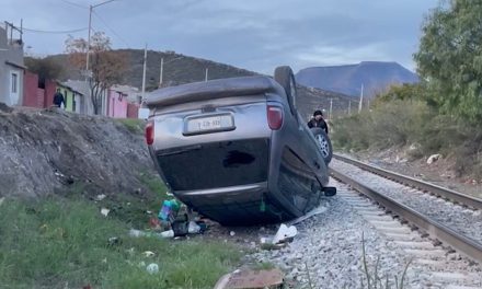 Conductor vuelca al interior de un paso a desnivel en Saltillo