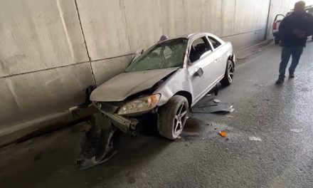 Vuelcan su vehículo por conducir a exceso de velocidad en Saltillo