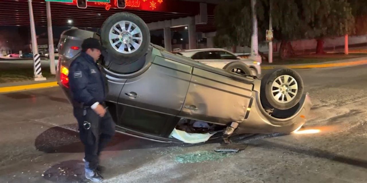 Vuelcan y abandonan camioneta en Saltillo