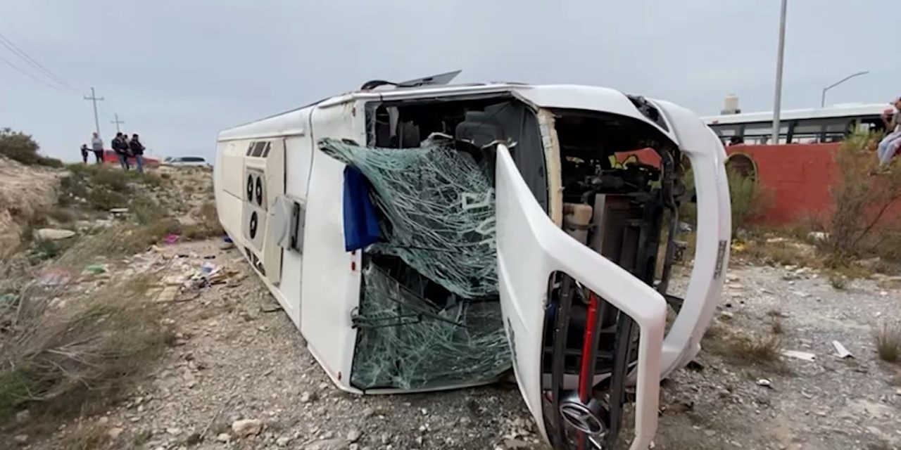 Vuelca y abandona su unidad en Saltillo