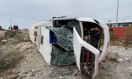 Vuelca y abandona su unidad en Saltillo