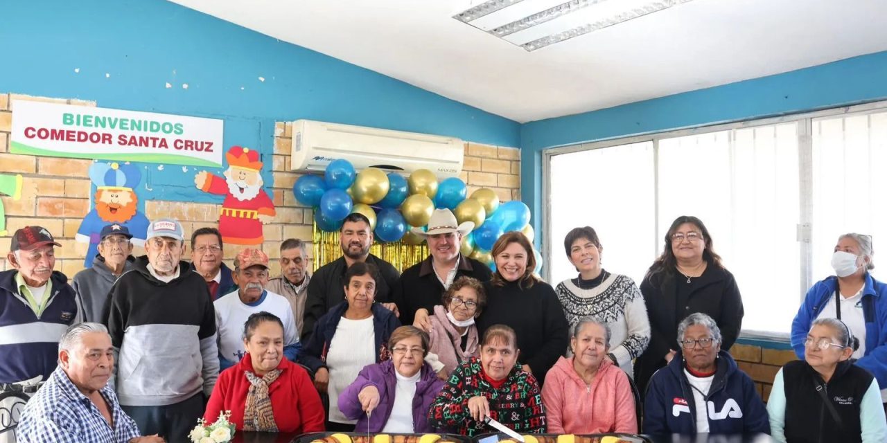 Celebra alcaldesa de Sabinas con adultos mayores