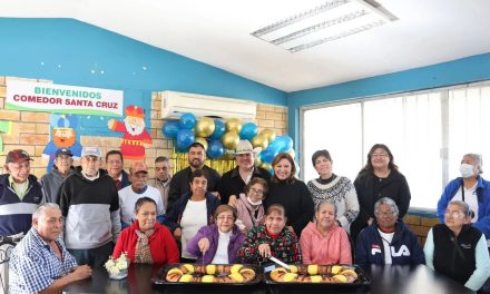 Celebra alcaldesa de Sabinas con adultos mayores