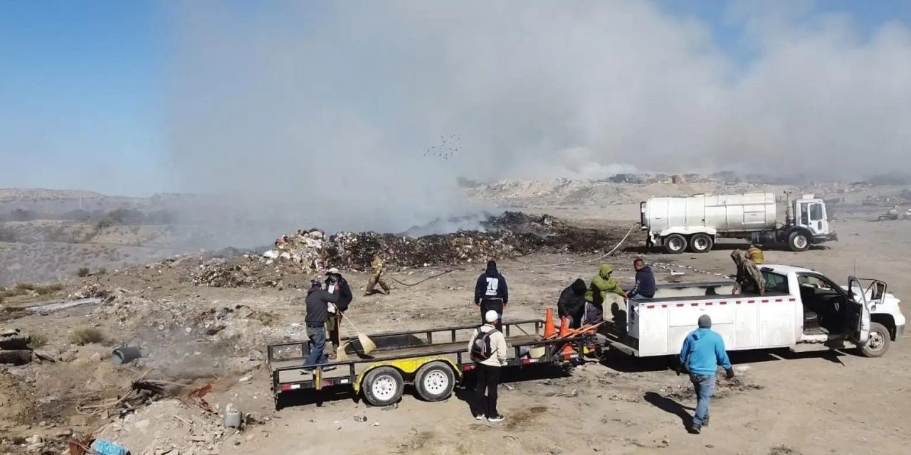 Luchan contra incendio en  basurero de Nueva Rosita