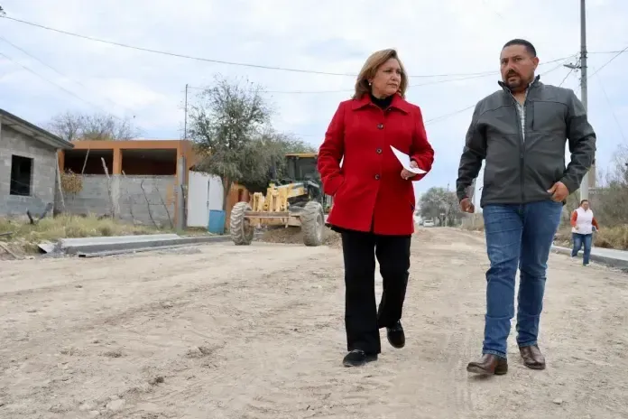 Revisa Diana Haro obras de pavimentación en Sabinas