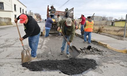 Refuerzan campaña de bacheo en colonias