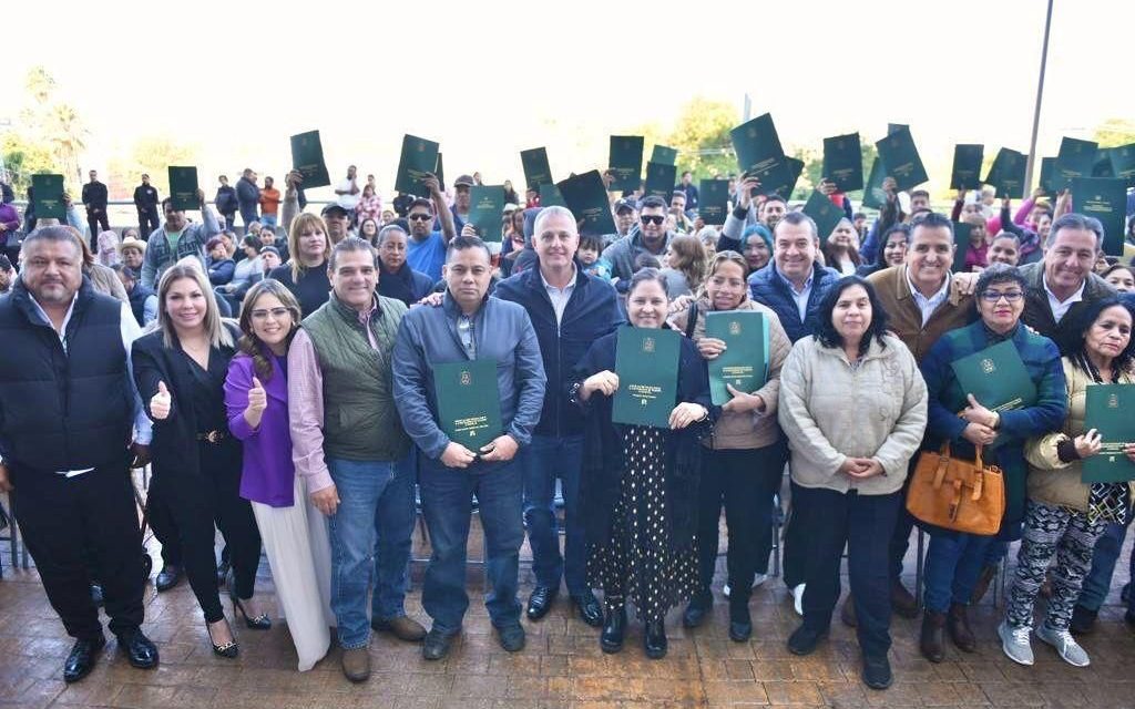 Entregan escrituras a familias de Torreón