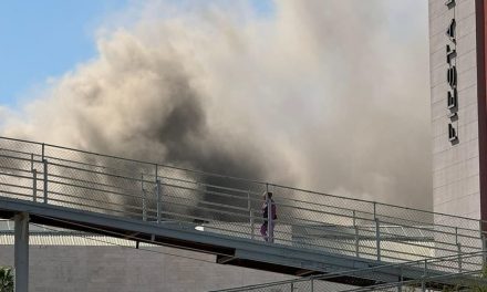 Evacúan centro comercial de Torreón por reporte de incendio