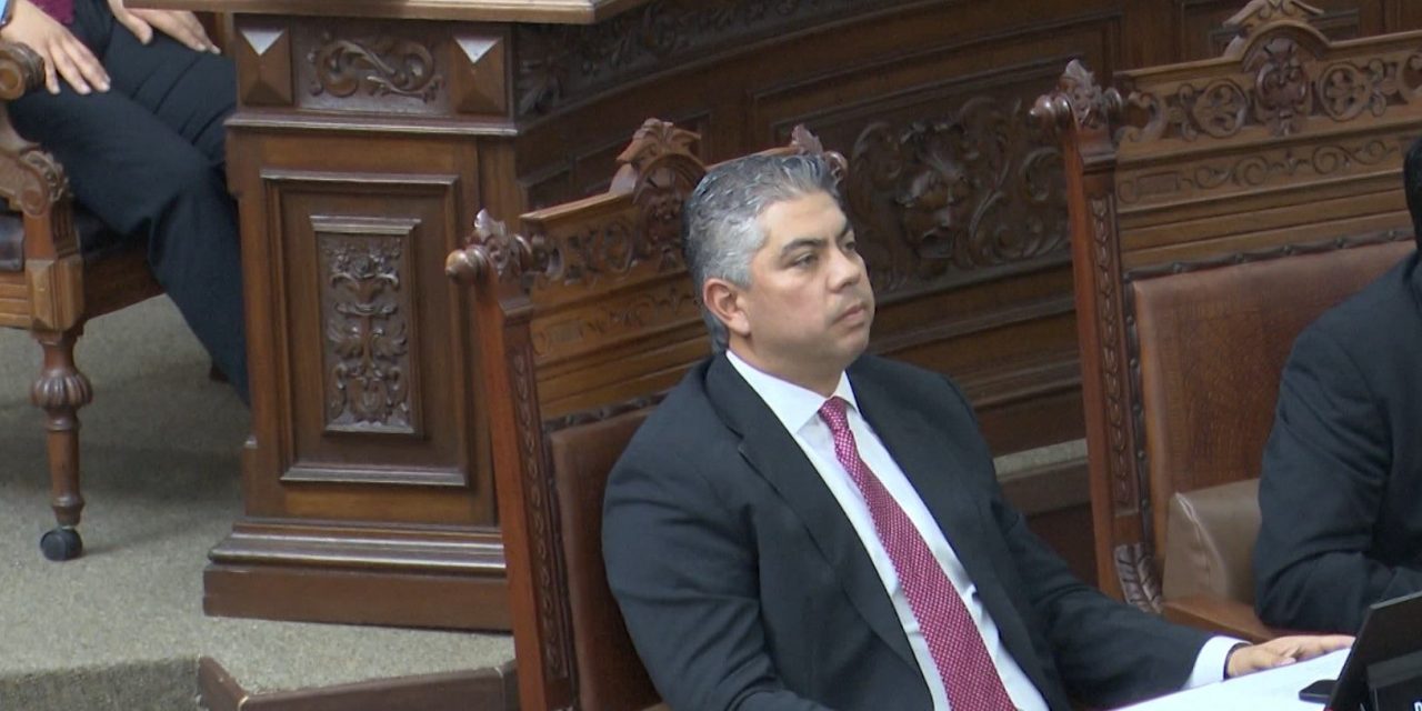 Falta Alfredo Paredes a sesión de Congreso