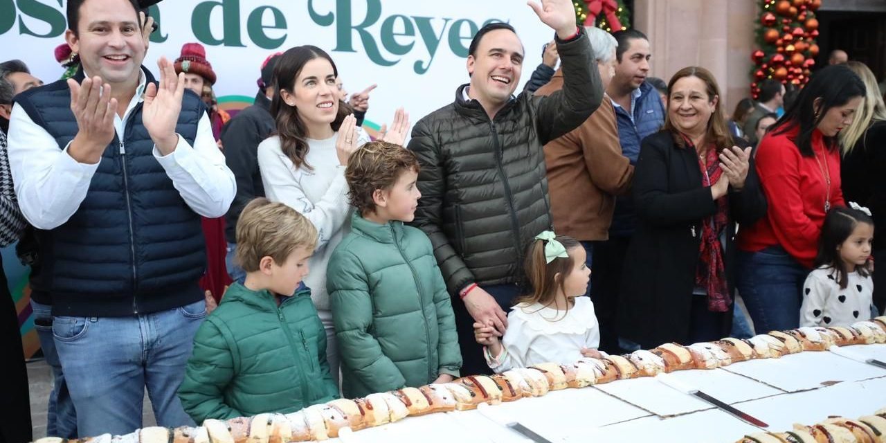 Comparten Rosca de Reyes en Villamagia Coahuila