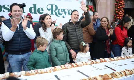 Comparten Rosca de Reyes en Villamagia Coahuila