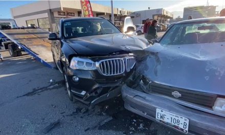 Mujer ocasiona accidente y destruye su camioneta BMW